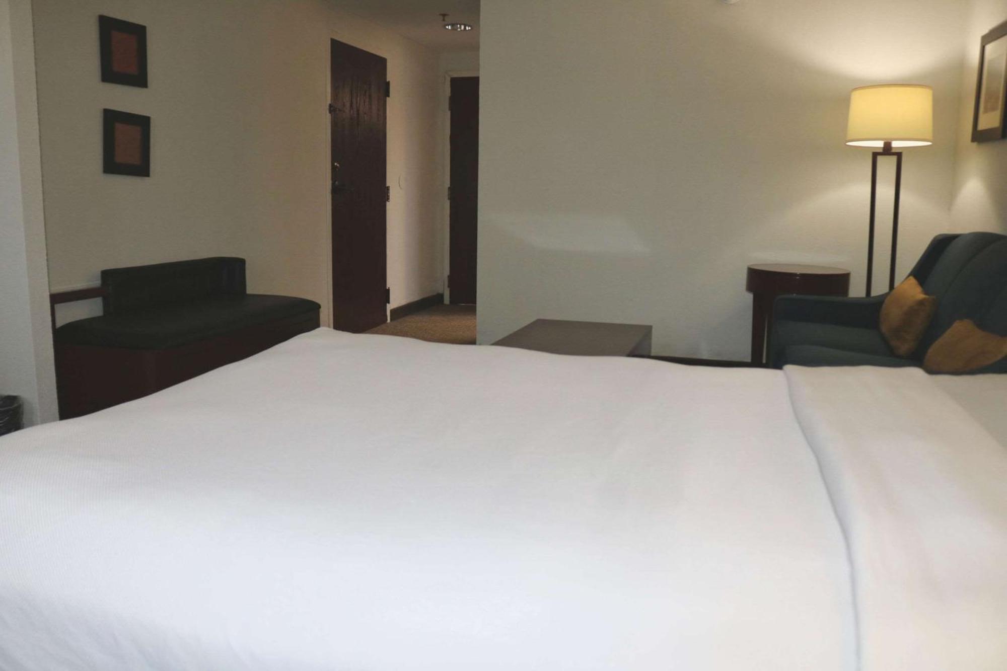Comfort Suites Near Casinos Norwich Extérieur photo