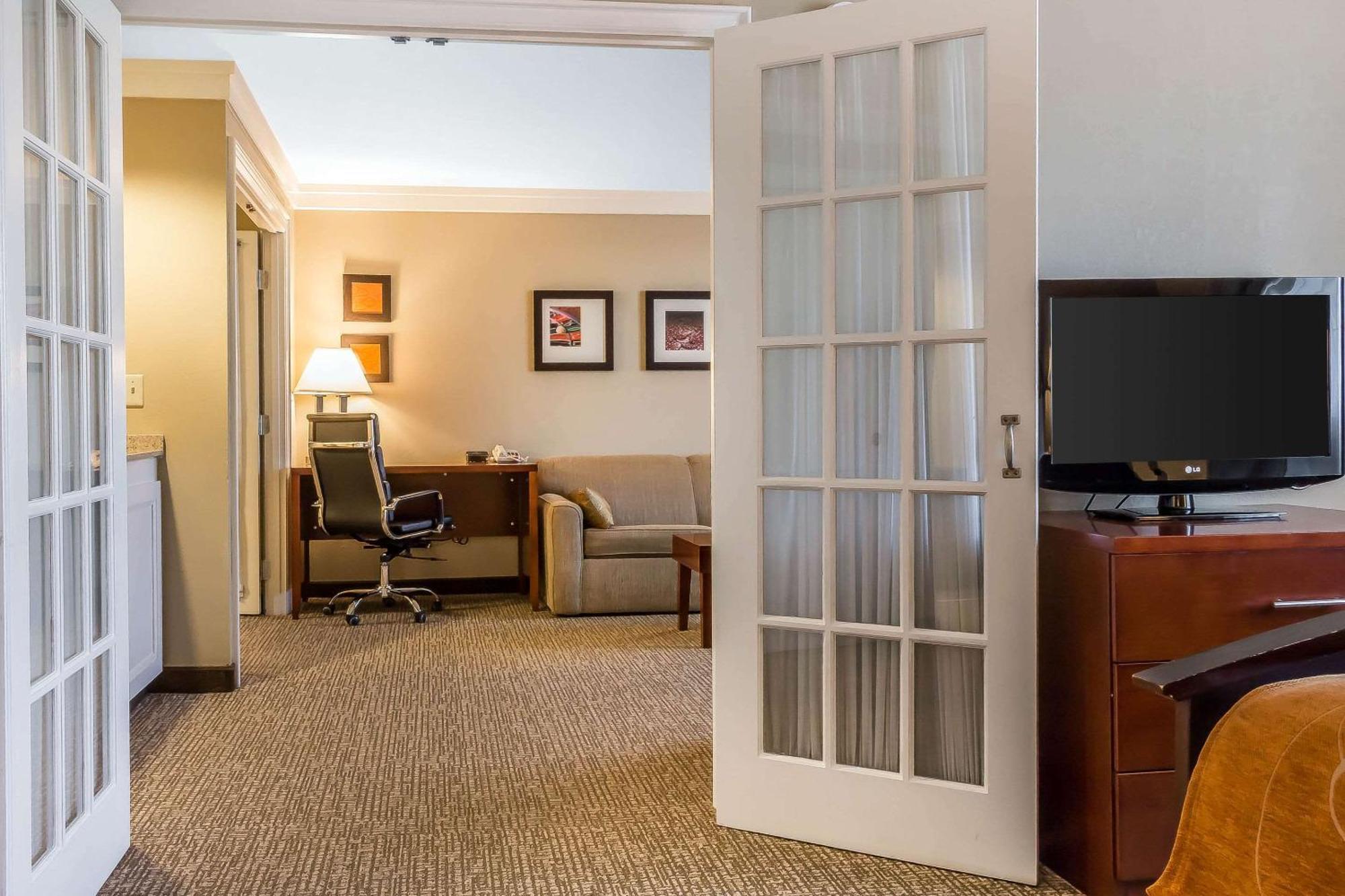 Comfort Suites Near Casinos Norwich Extérieur photo